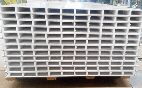 巖棉夾芯板：高效保溫，節(jié)能減排的理想選擇