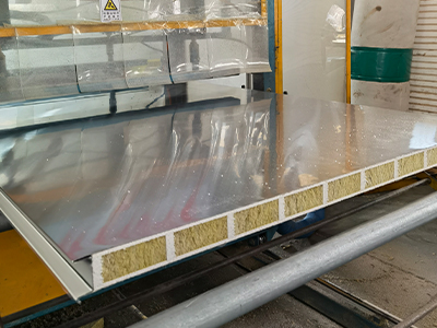 巖棉夾芯板在廠房建設中如何提升隔熱性能？